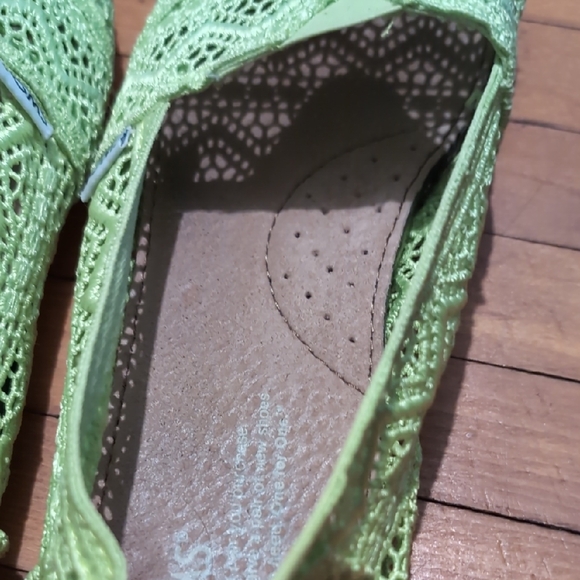 Toms Green and Yellow Crochet Loafers Lightweight and Stylish - Picture 3 of 6